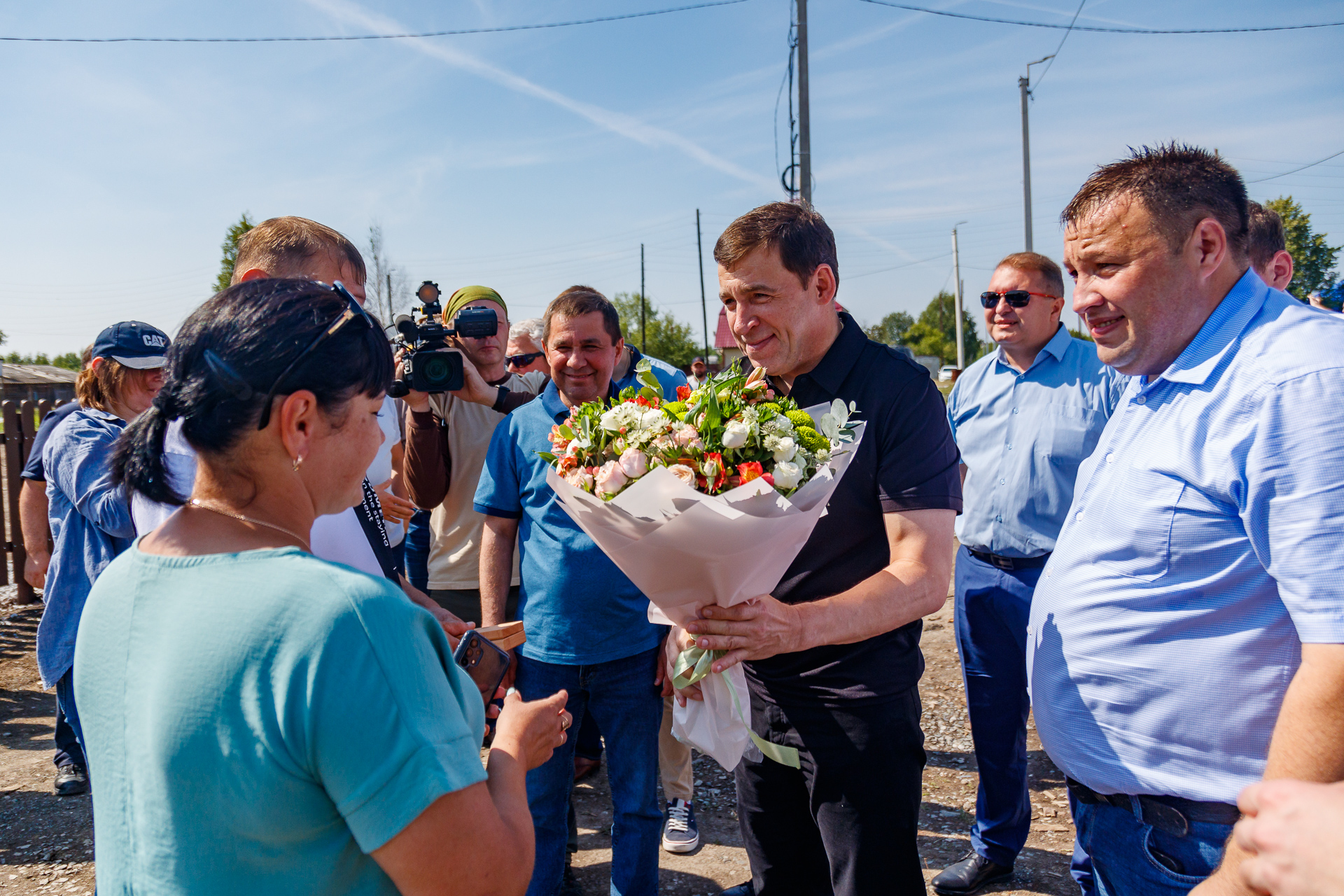 Евгений Куйвашев в Сосьве вручил ключи от первых домов, построенных для  пострадавших от пожара жителей посёлка | 01.07.2023 | Екатеринбург -  БезФормата